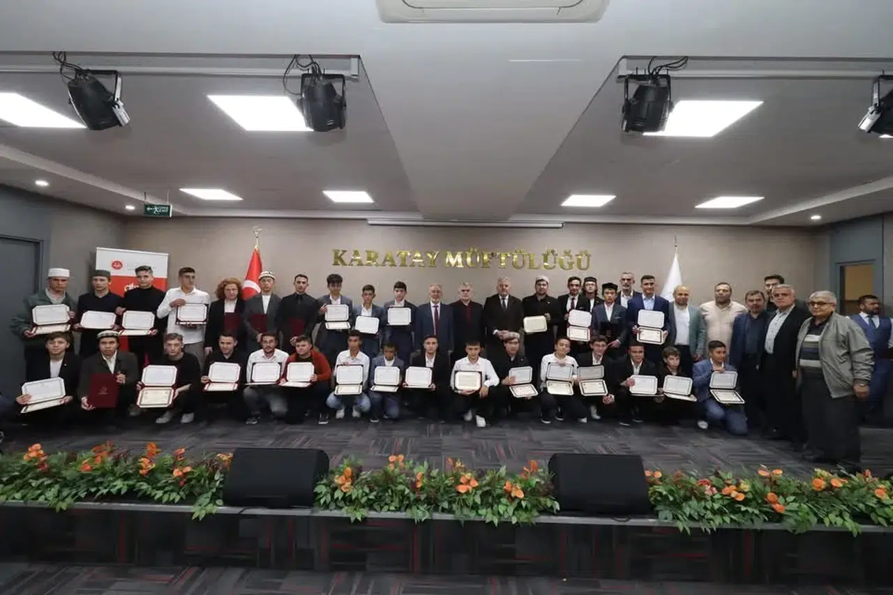 Konya’da Kur’anın emanetçileri taçlandı