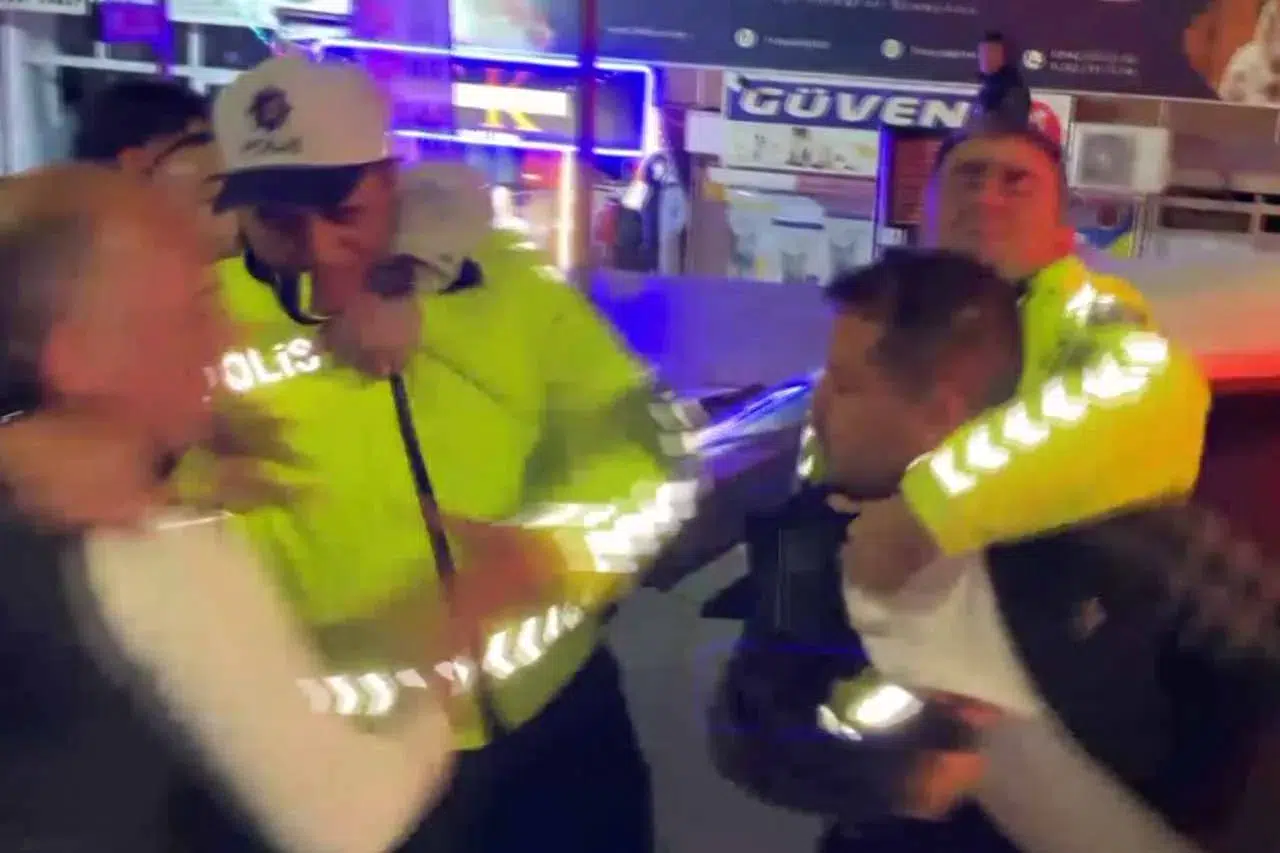 Aksaray’da kaza sonrası arbede! Alkollü sürücü polisi yumrukladı