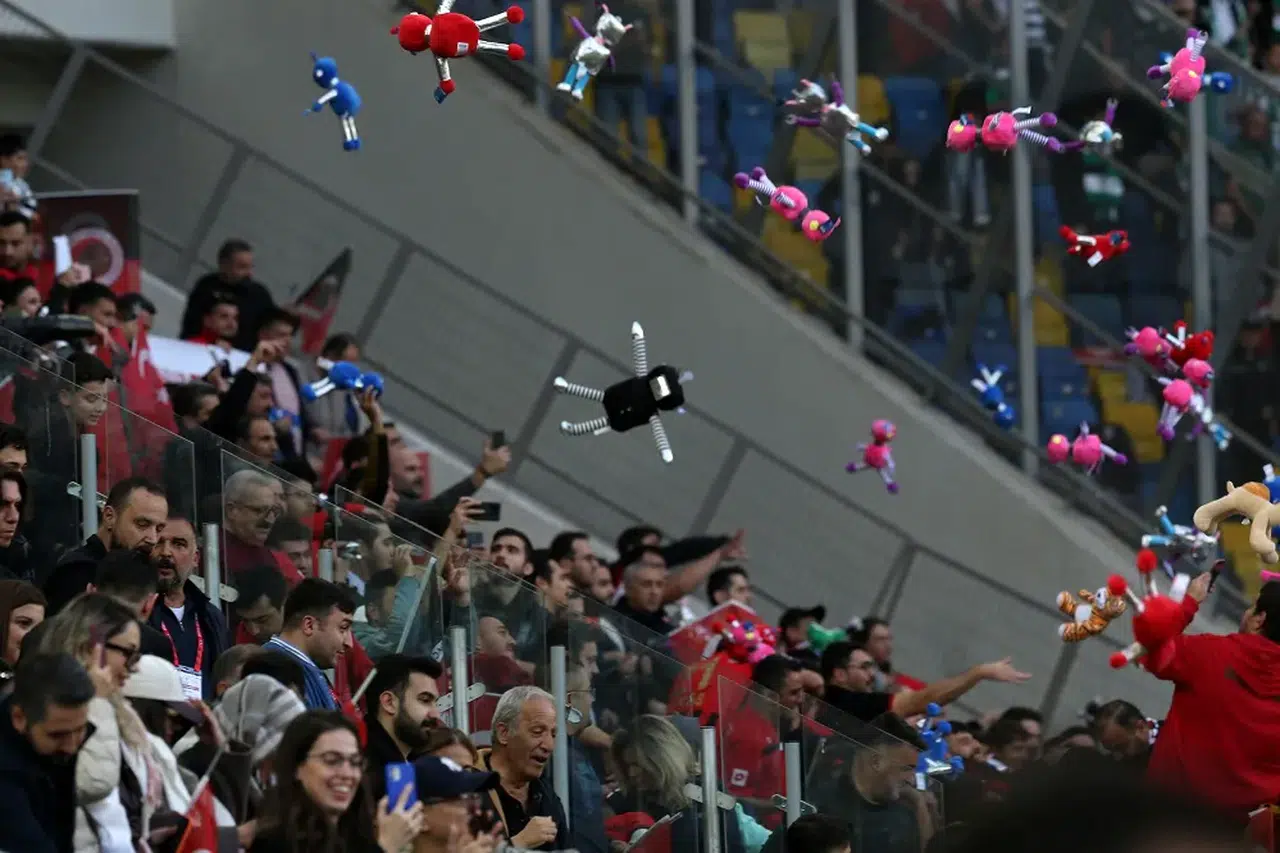 Konyaspor maçında Gazze mesajı ve Cumhuriyet coşkusu