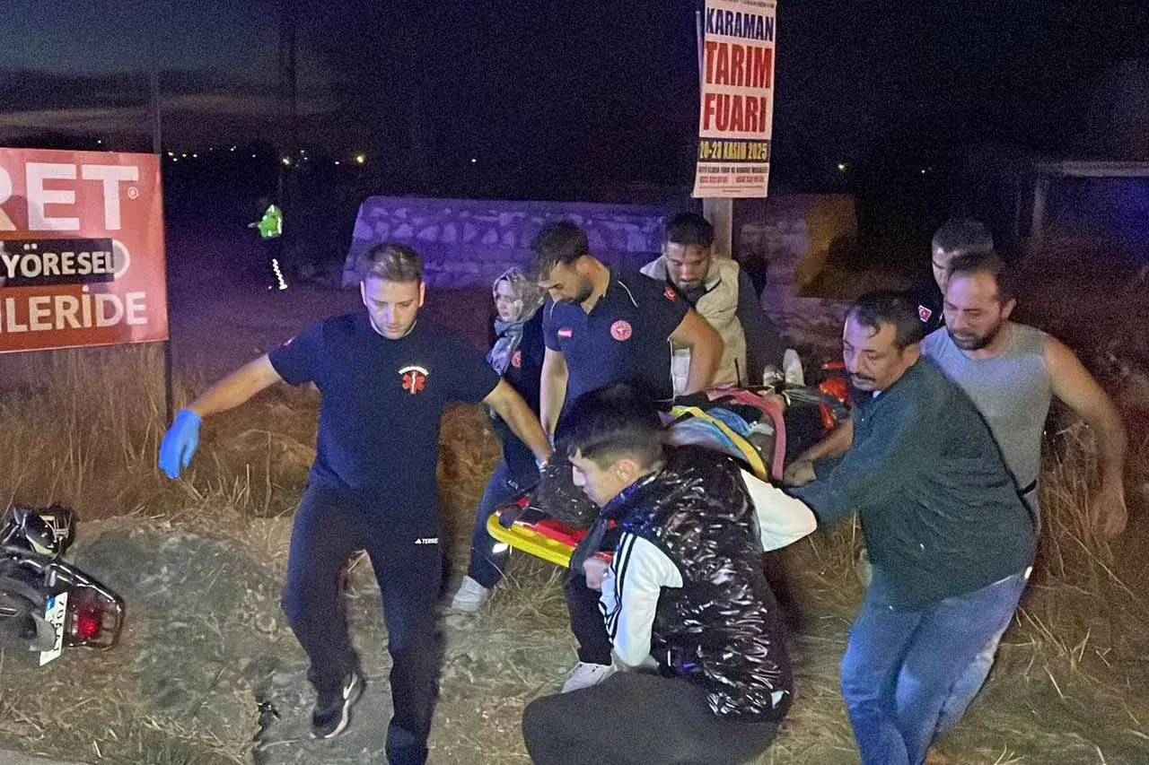 Karaman’da motosiklet şarampole devrildi: 2 yaralı