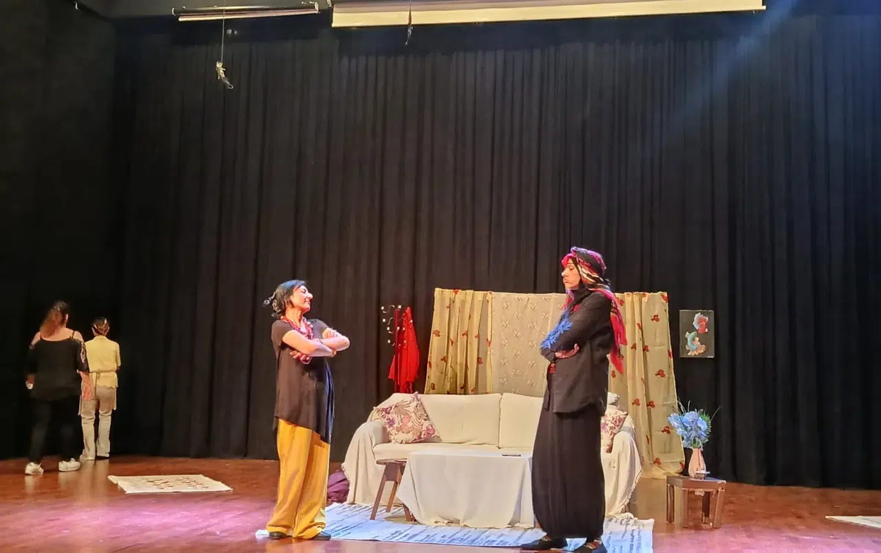 Aliye Nacak’tan güçlü sezon açılışı: “Yamalı Tövbeler” sahnede