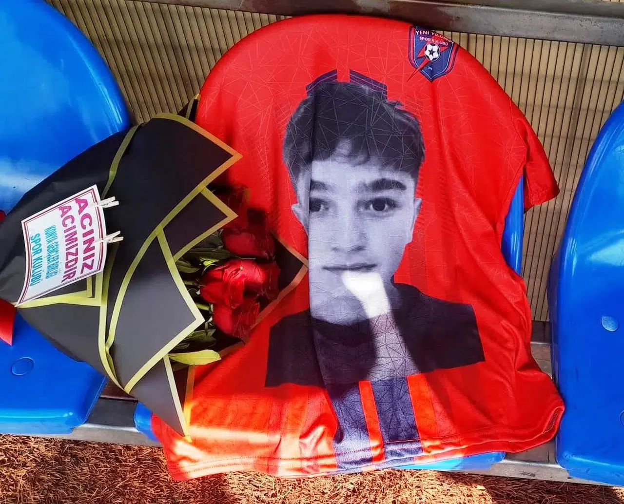 Konyalı minik futbolcu için sahada gözleri yaşartan anma