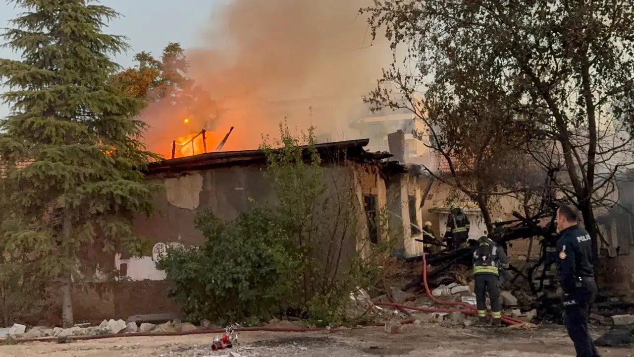 Konya’de müstakil ev alev alev yandı