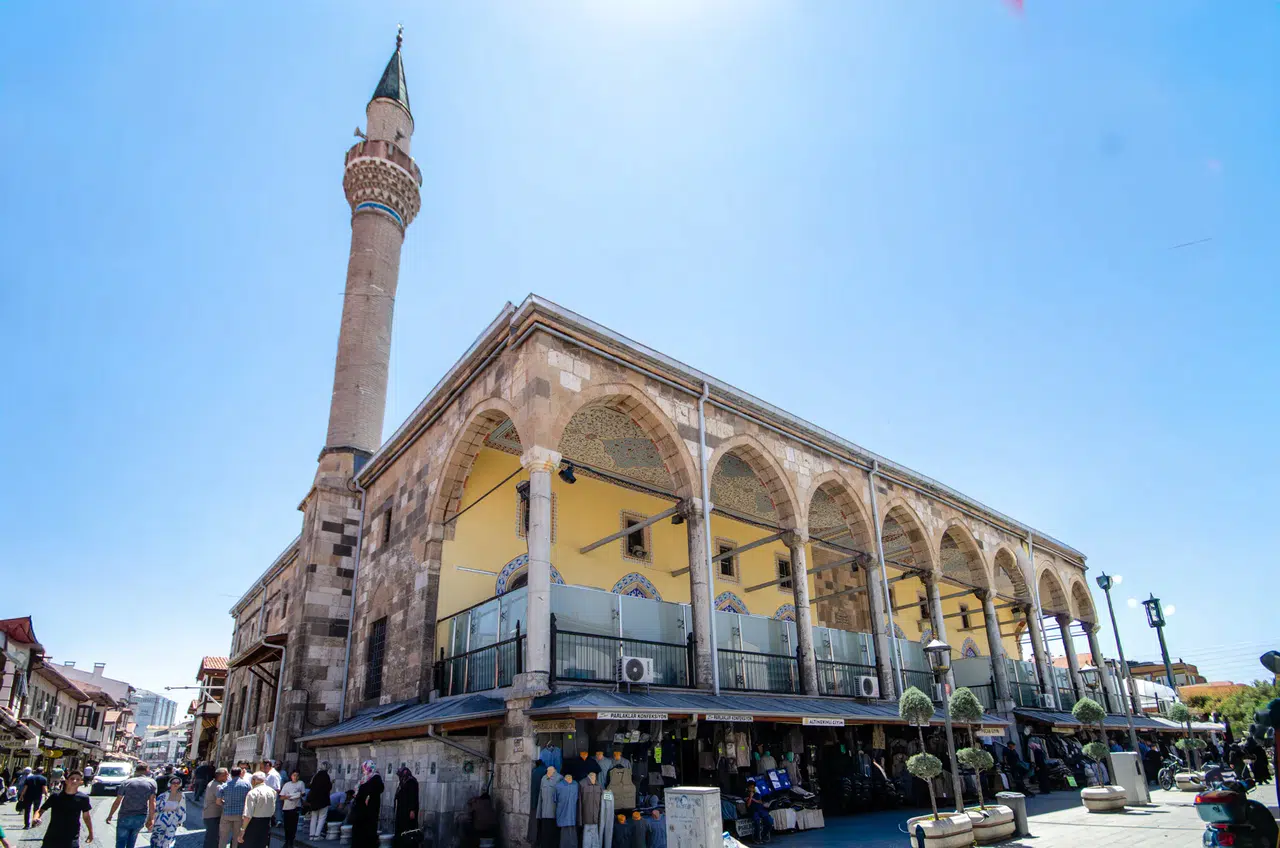 Konya’daki öğle ezanı dinleyenleri kendine hayran bıraktı