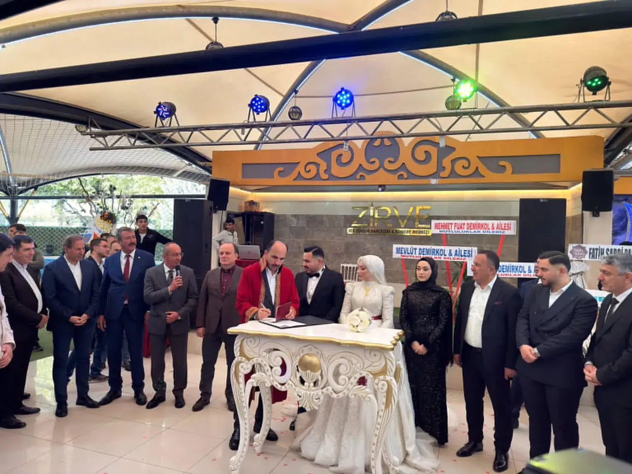 Konya’daki bu düğünün nikahını Başkan Altay kıydı