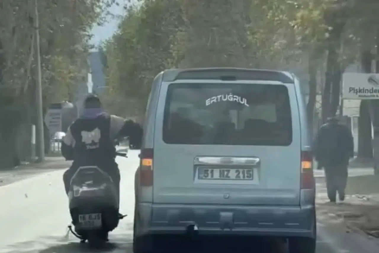 Trafikte tehlikeli anlar! Sohbet etmek için seyir halindeki araca yaslandı