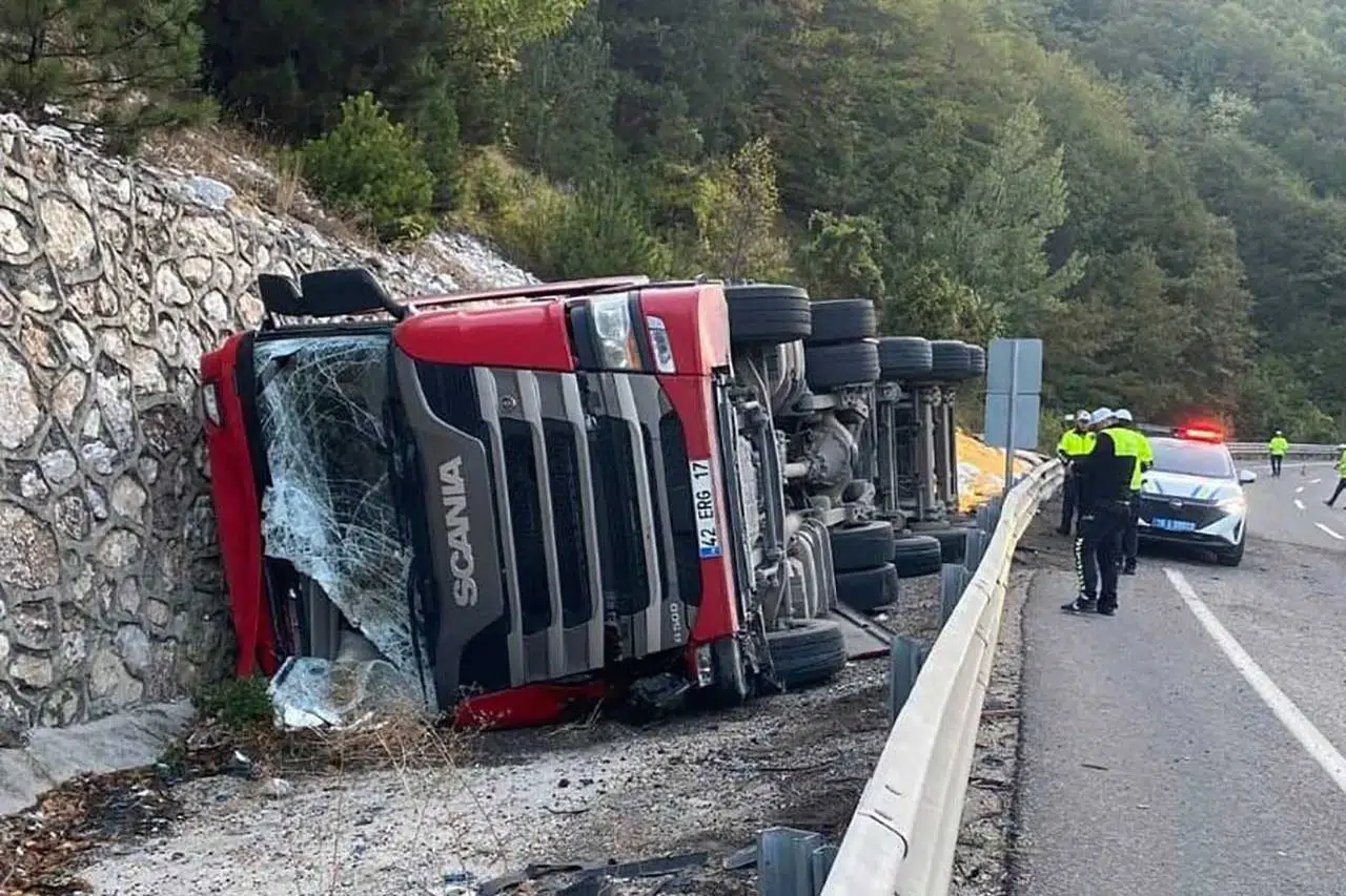 Konya plakalı TIR devrildi! 2 yaralı