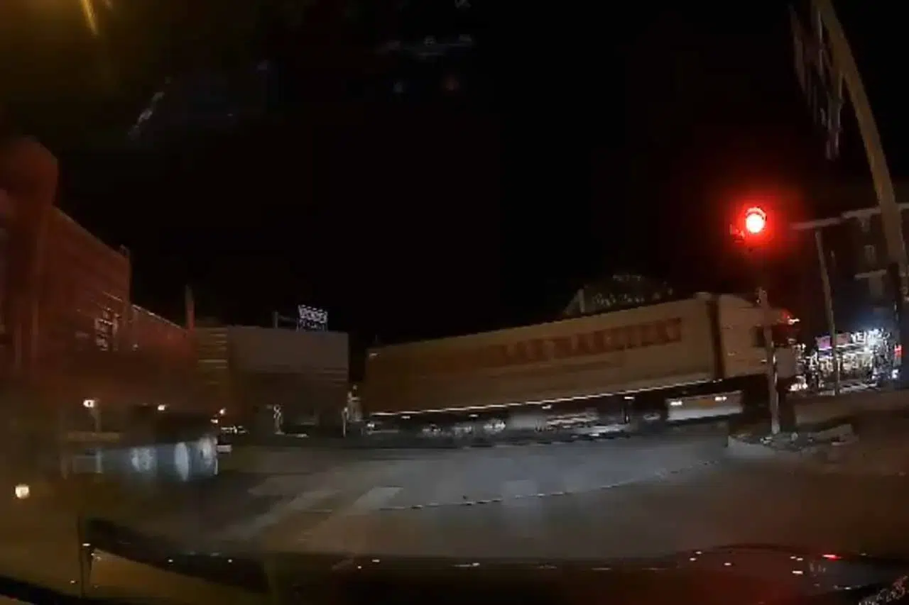 Konya’da trafikte büyük tehlike! Saniyelerle kurtuldular