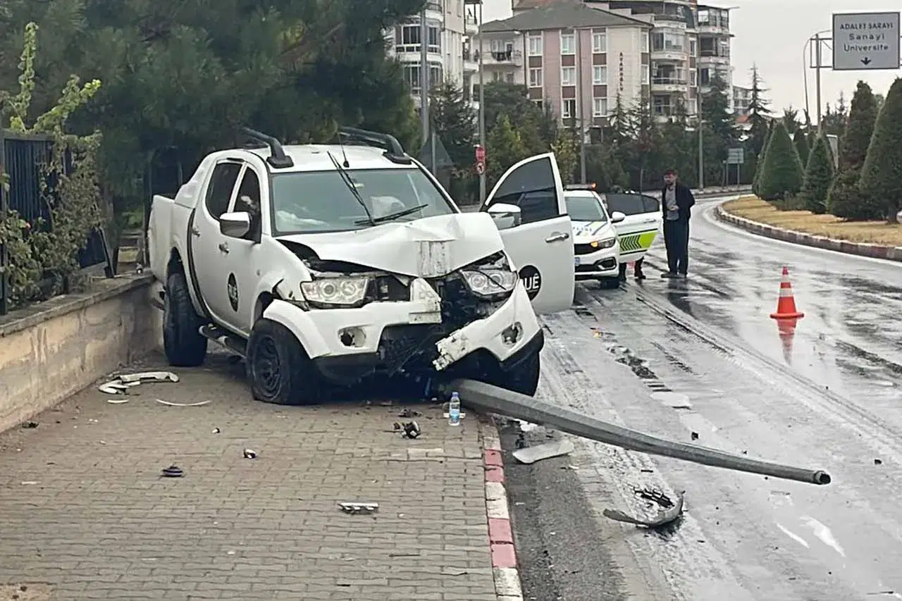 Hastane önünde kaza! Karaman’da yağış kazaya neden oldu