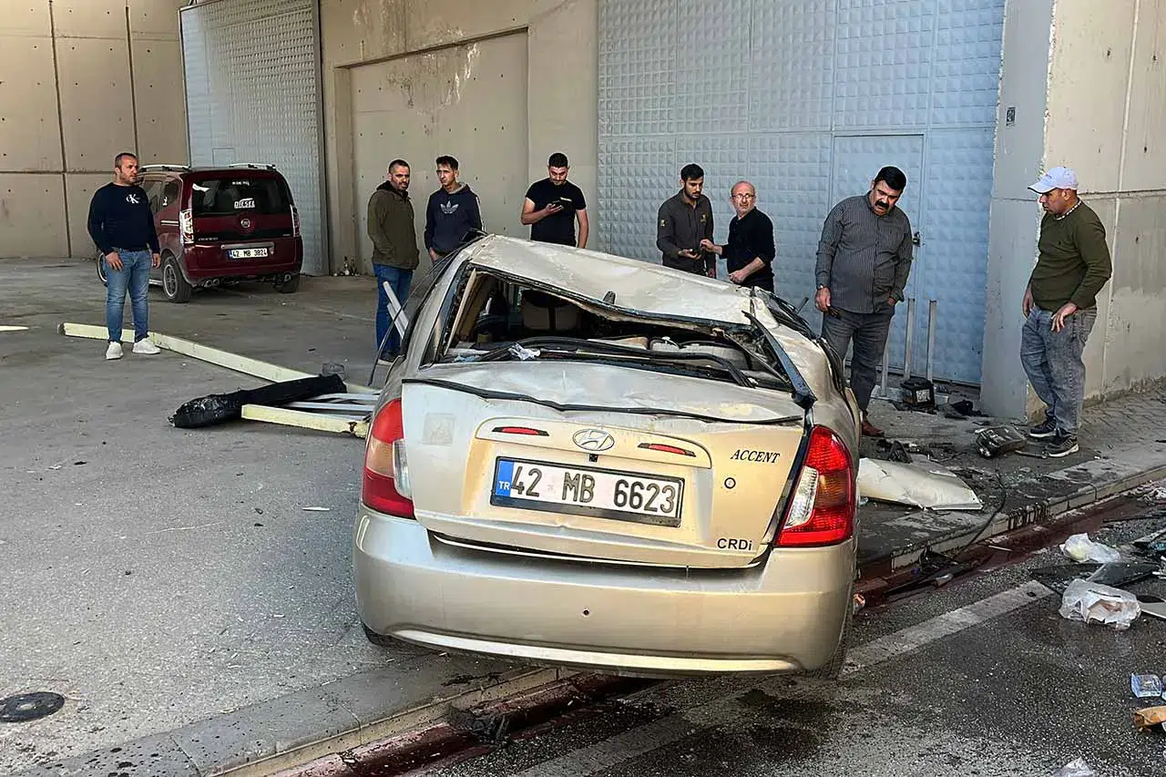 Konya’da kaza! Otomobil üst geçitten yola düştü: 2 yaralı