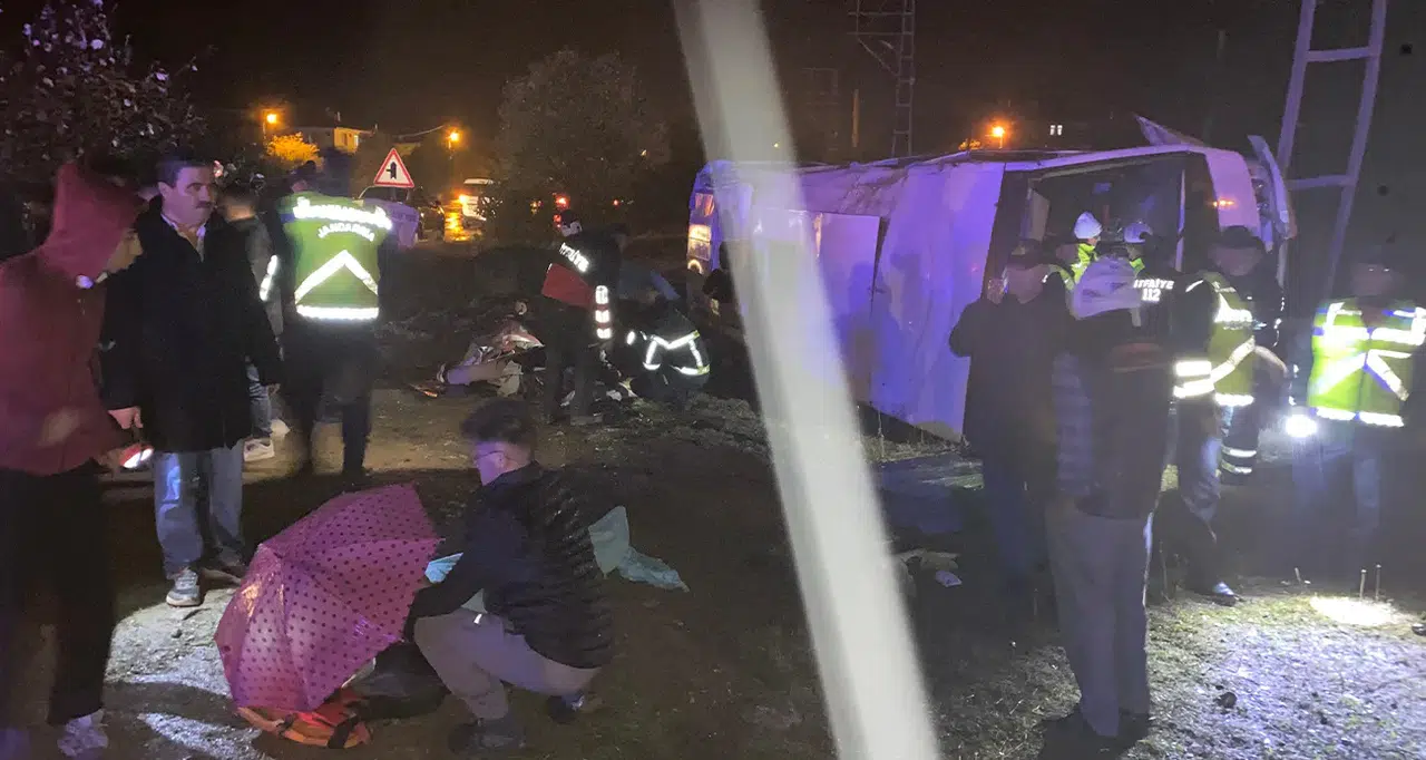 Kastamonu'da tur midibüsü devrildi: 24 kişi yaralandı