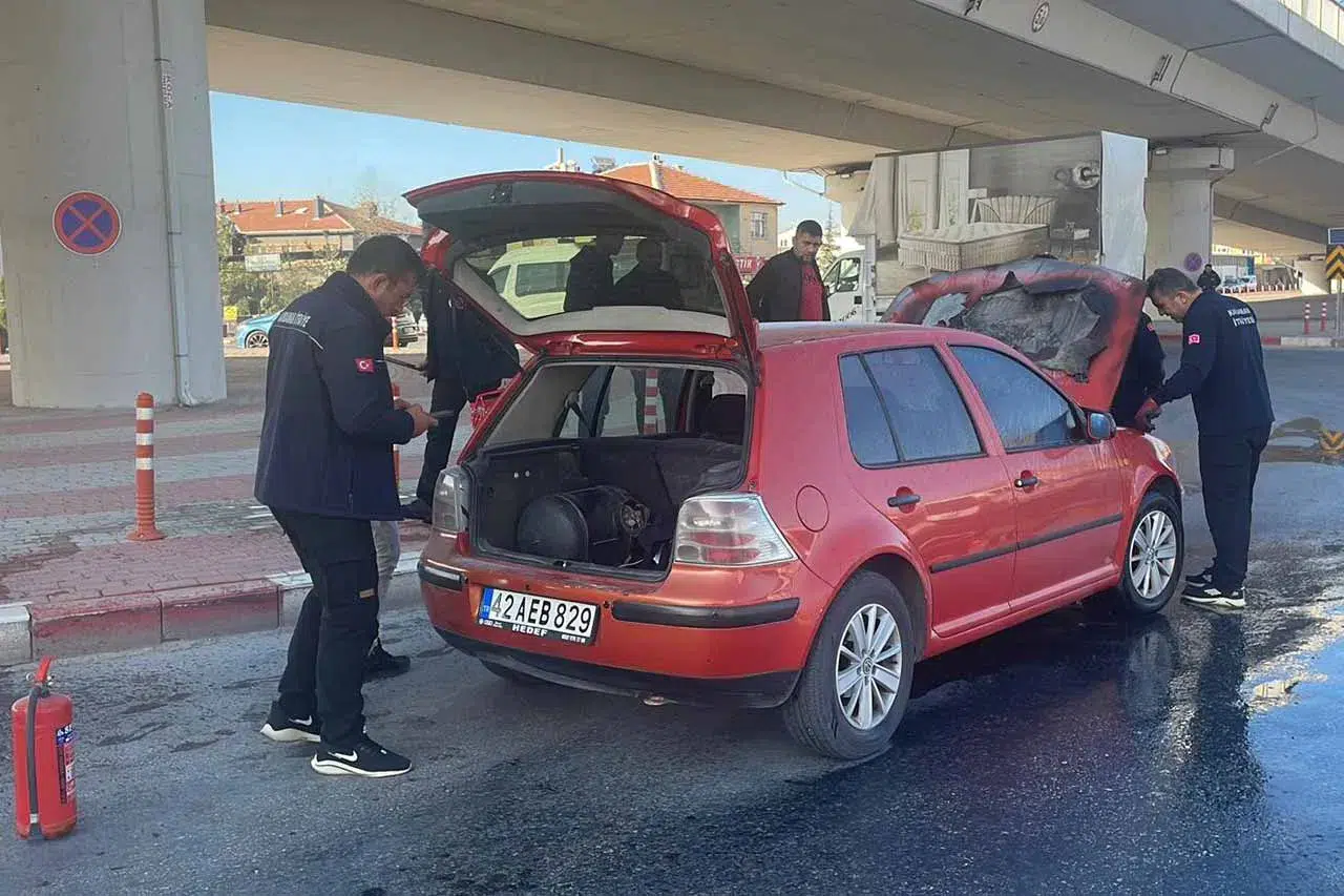 Karaman’da seyir halindeki araç alev aldı: Polis ekipleri faciayı önledi!