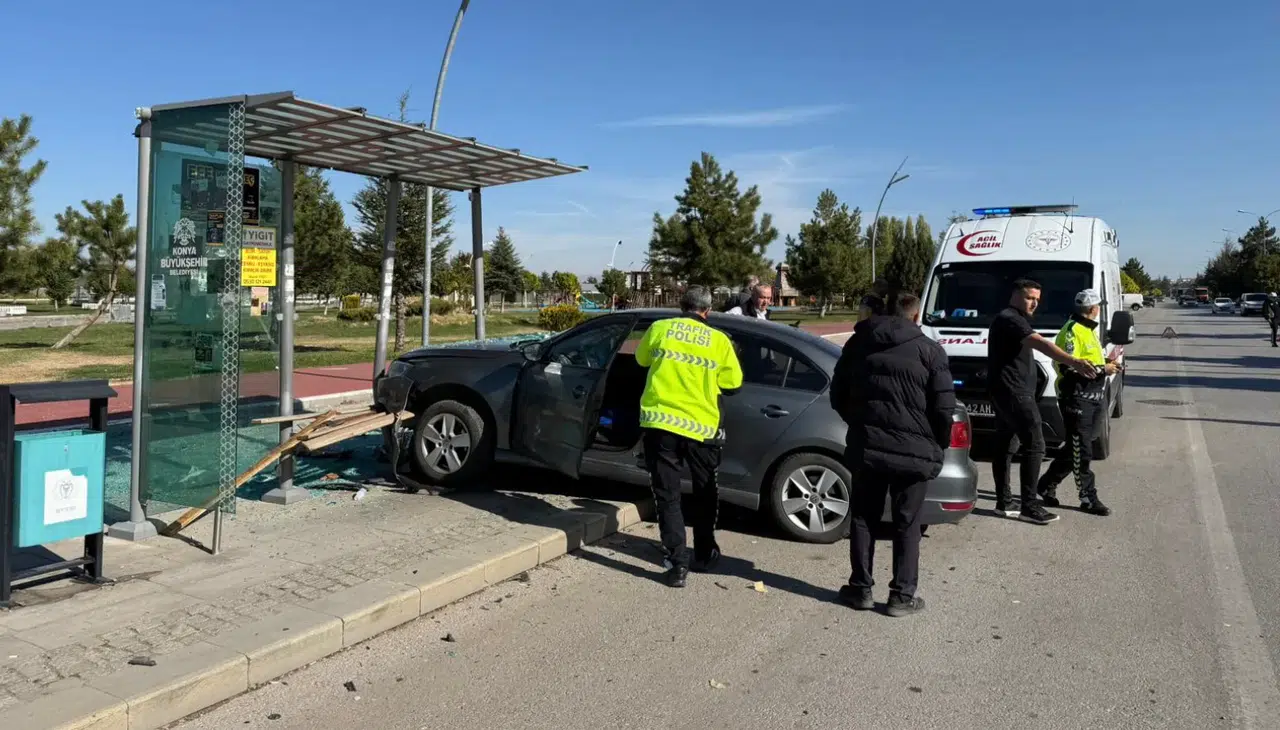 İki araç çarpıştı, Konya'da otobüs durağı kaza alanına döndü!