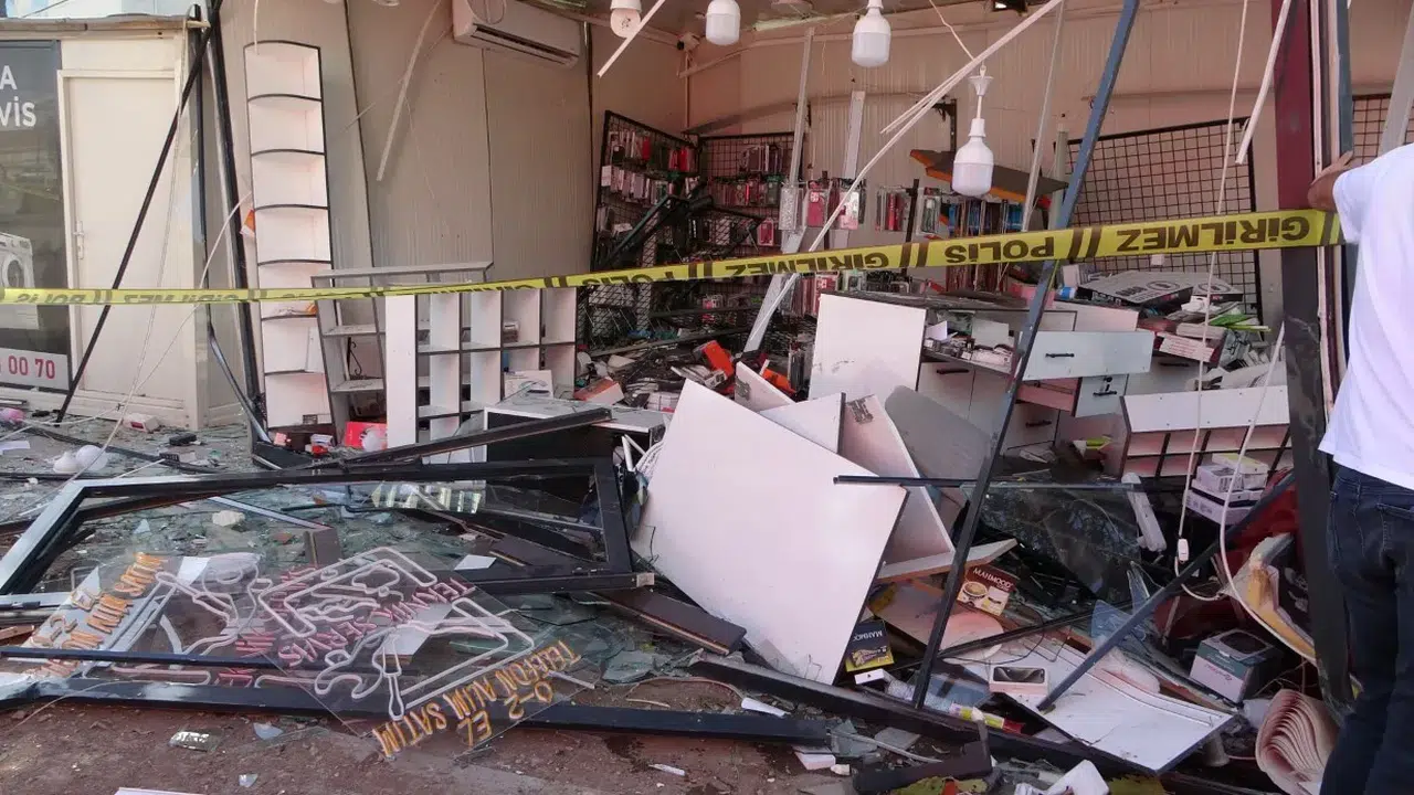 Hafriyat kamyonu iş yerlerine daldı: 4 iş yeri kullanılamaz hale geldi