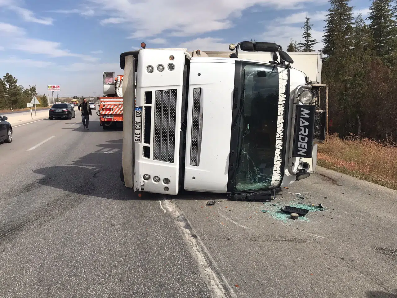 Konya'da kontrolden çıkan kamyon yola devrildi!