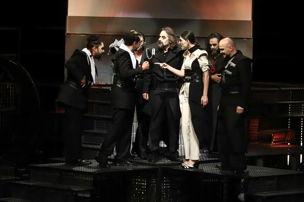 Konya’da tiyatro rüzgârı: “V. Frank” oyununa yoğun ilgi