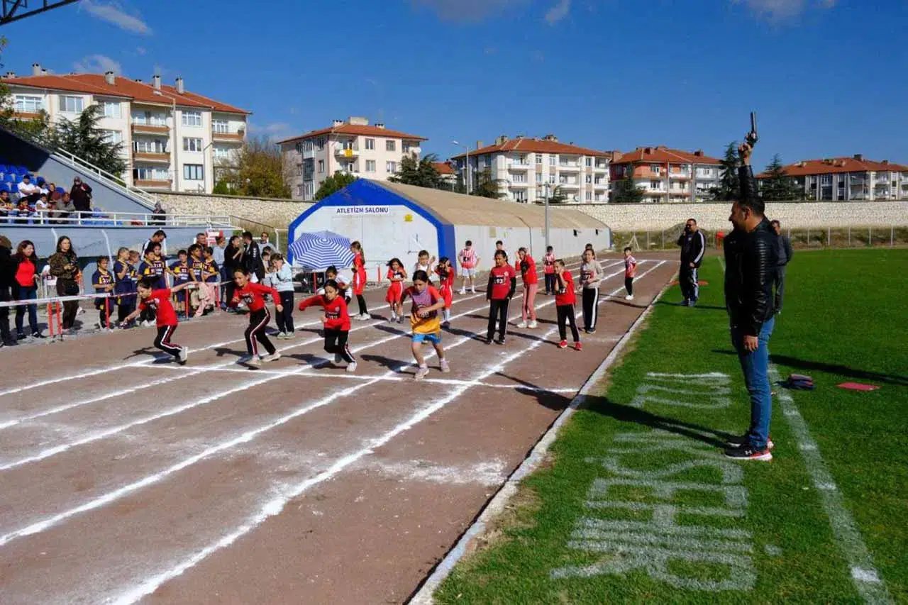 Akşehirli gençler piste çıktı! 'Cumhuriyet ruhuyla' yarıştılar