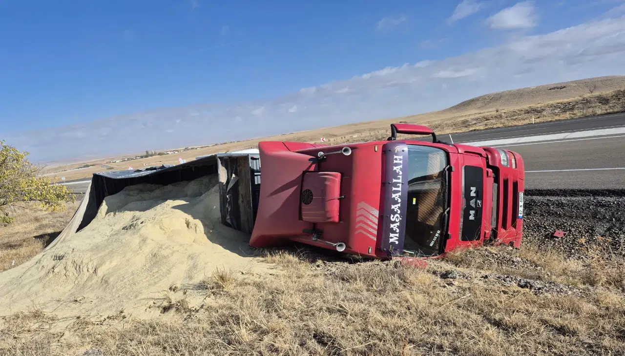 Konya'da faciadan dönüldü! Kontrolden çıkan tır devrildi