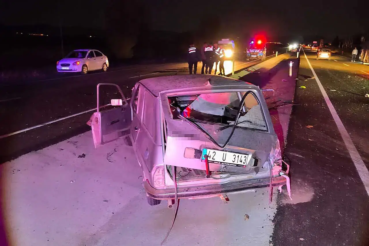 Isparta-Konya yolunda kaza! Otomobil yolcu otobüsüne çarptı