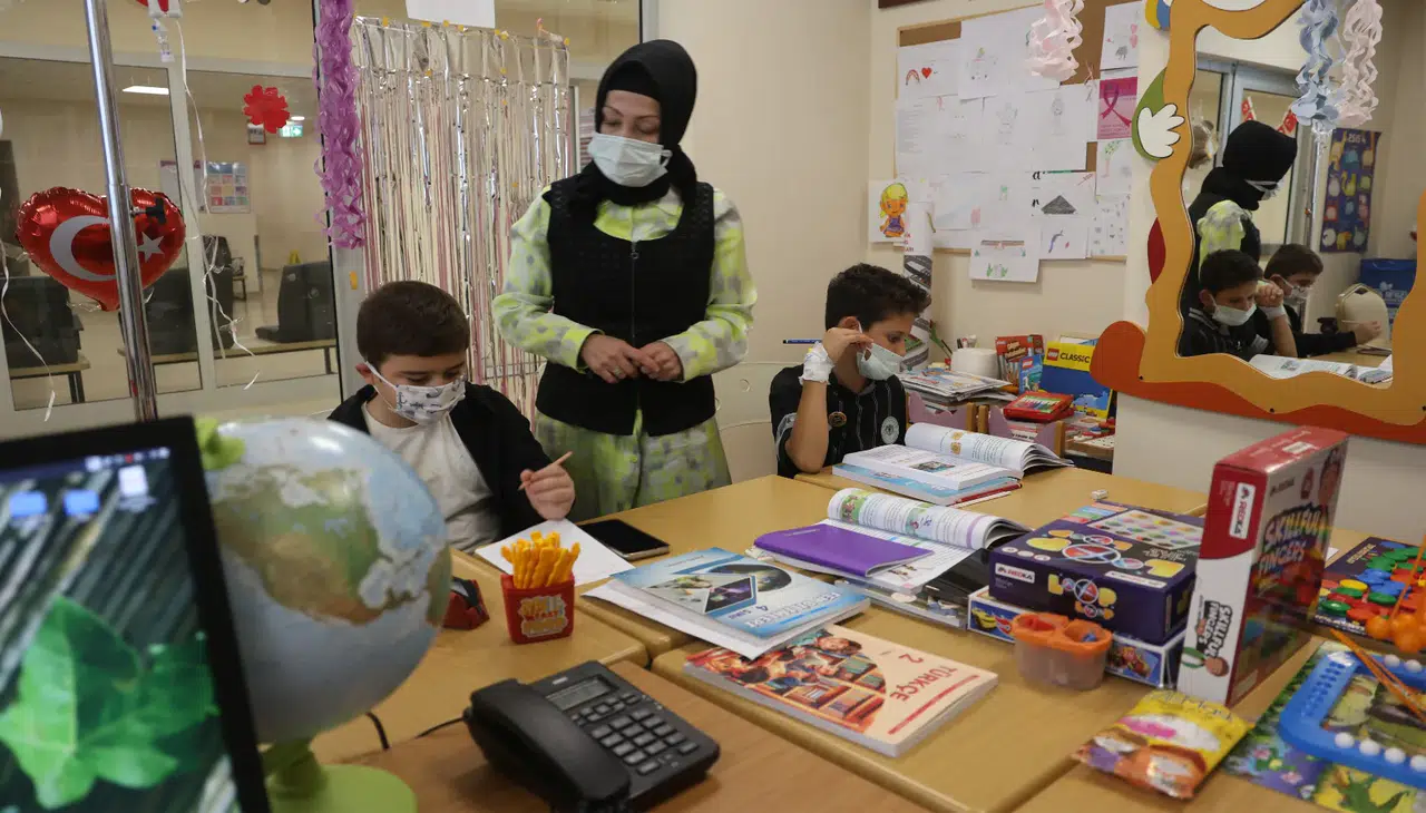 Konya'da kanseri yenen öğretmen, minik hastalara umut oldu!
