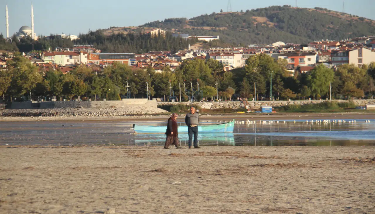 Beyşehir Gölü’nde şok görüntüler: Balık tutulan alanlar yürüyüş parkuru oldu!