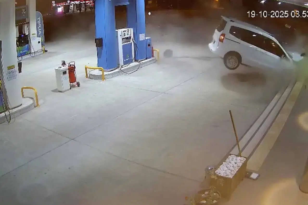 Faciadan dönüldü! Ticari araç benzin istasyonuna daldı