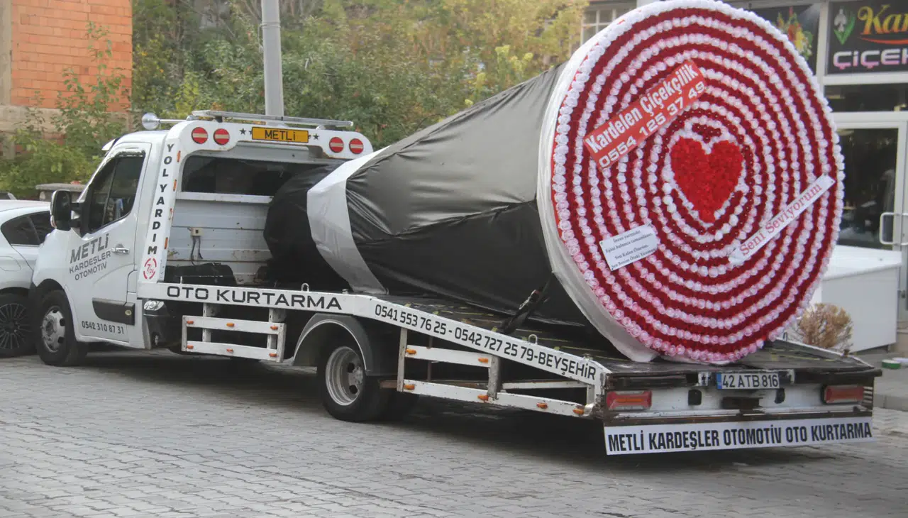Konya'daki dev çiçek buketi sosyal medyada beğeni yağmuruna tutuldu!