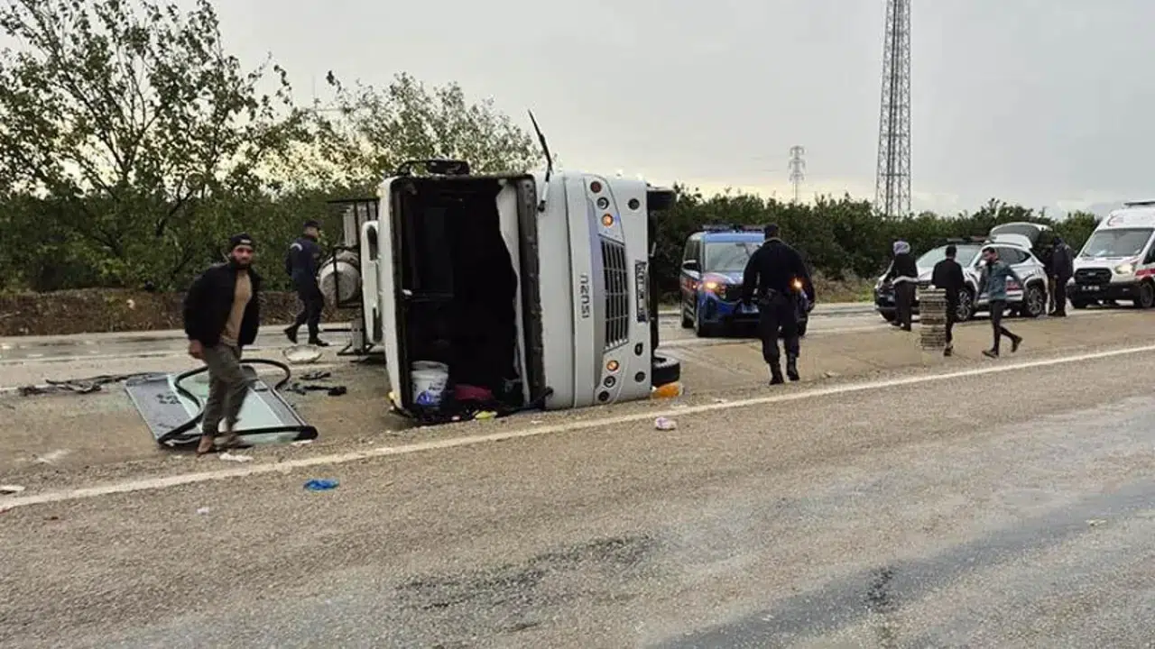 Tarım işçilerini taşıyan midibüs devrildi: 1'i çocuk, 11 yaralı