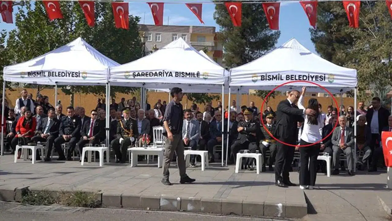 İstiklal Marşı’nı okurken ağlayan öğrenciyi, kaymakam teselli etti