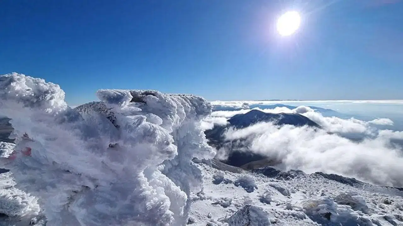 Hasan Dağı’nın zirvesine yağan kar, kartpostallık görüntüler ortaya çıkardı