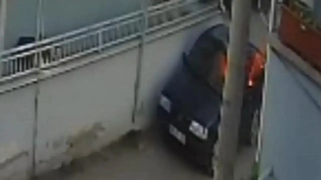 Husumetlisinin otomobilini kundakladı; o anlar kamerada