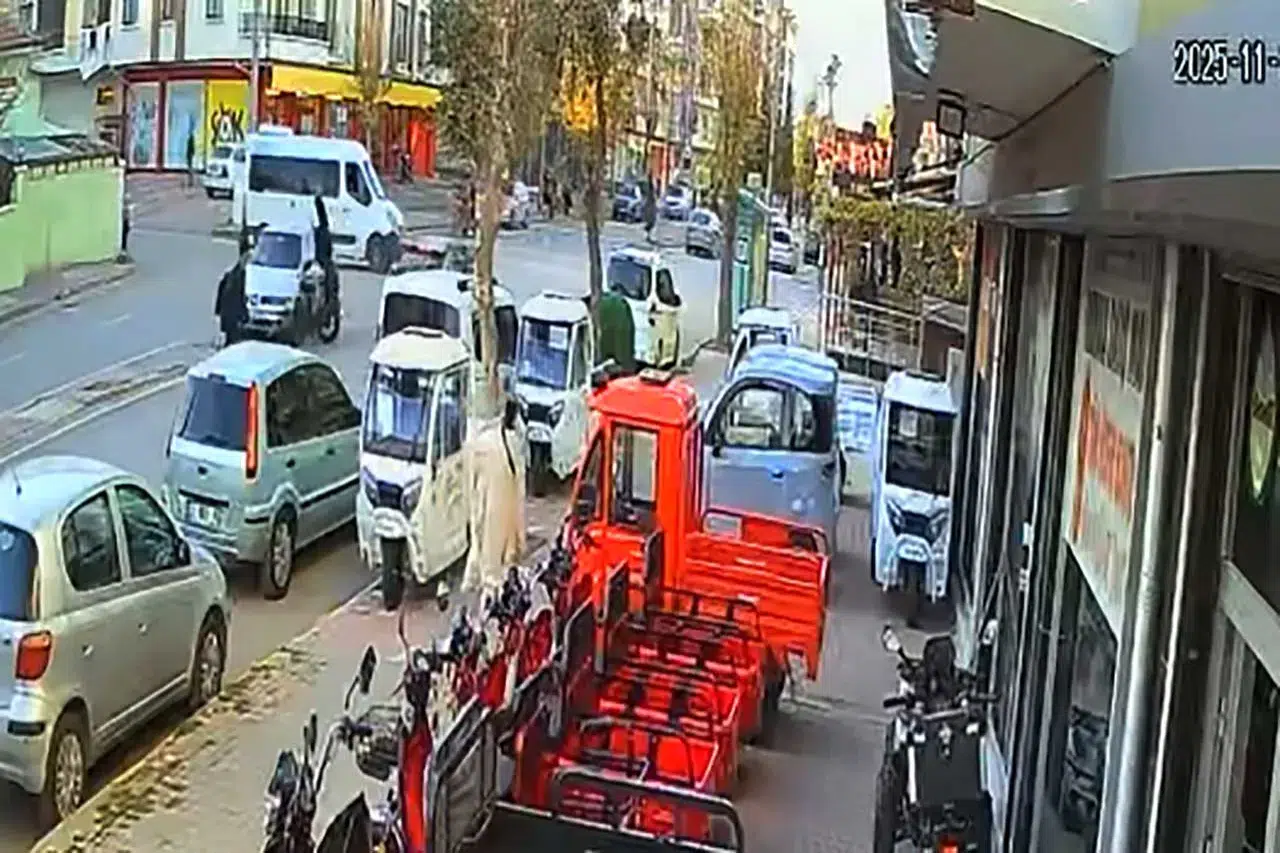 Aksaray'da korku dolu anlar! Minibüsle çarpışan otomobil bisikletliye çarptı