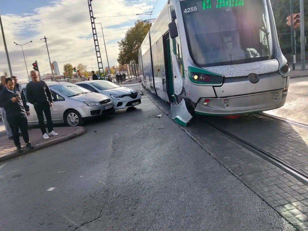 Konya’da otomobil tramvaya çarptı!