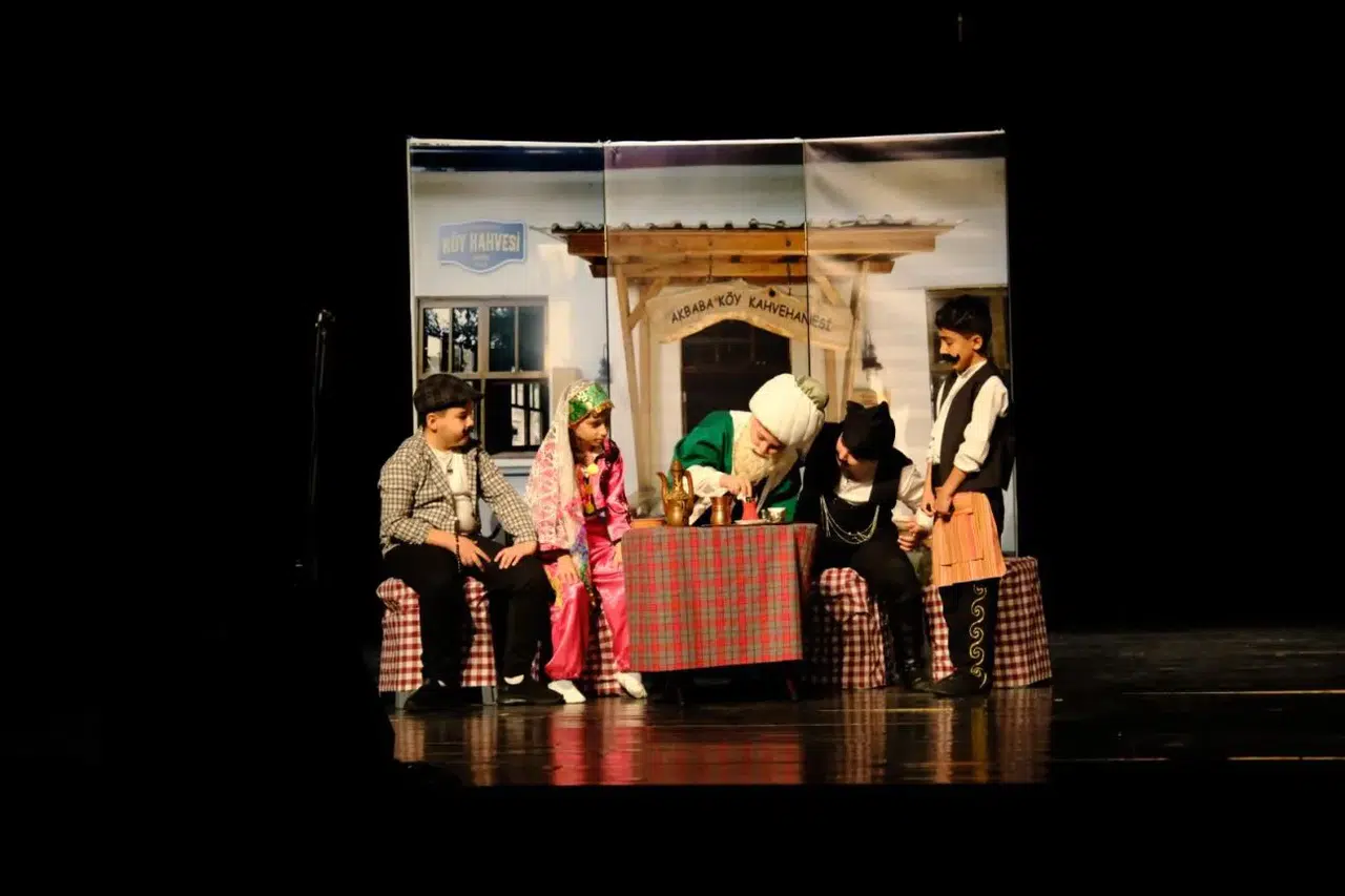 Türkiye’nin yedi bölgesinden öğrenciler Konya'da sahneye çıktı!