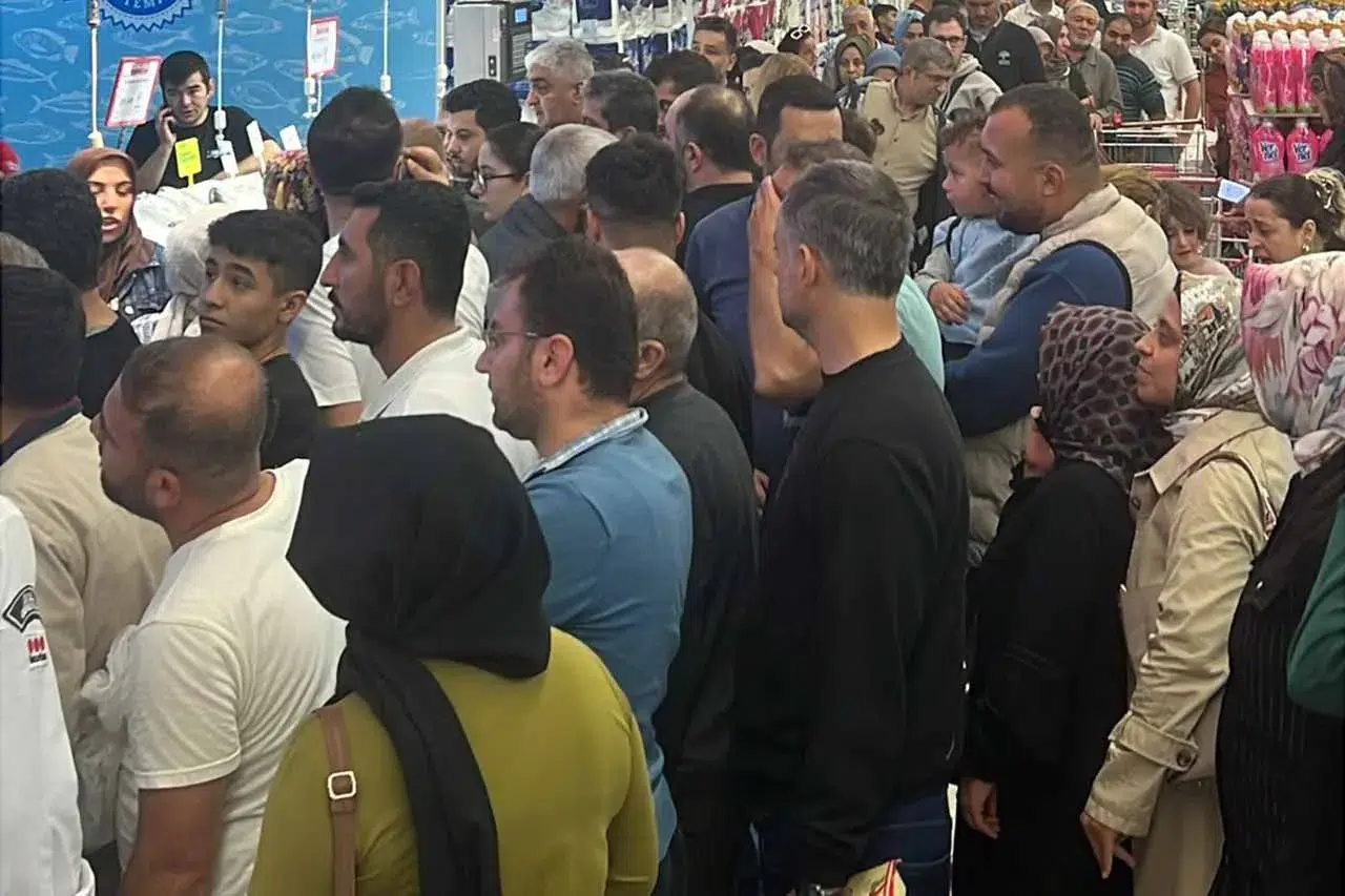 Hamsinin kilosu 50 TL'ye düştü, vatandaş markete akın etti