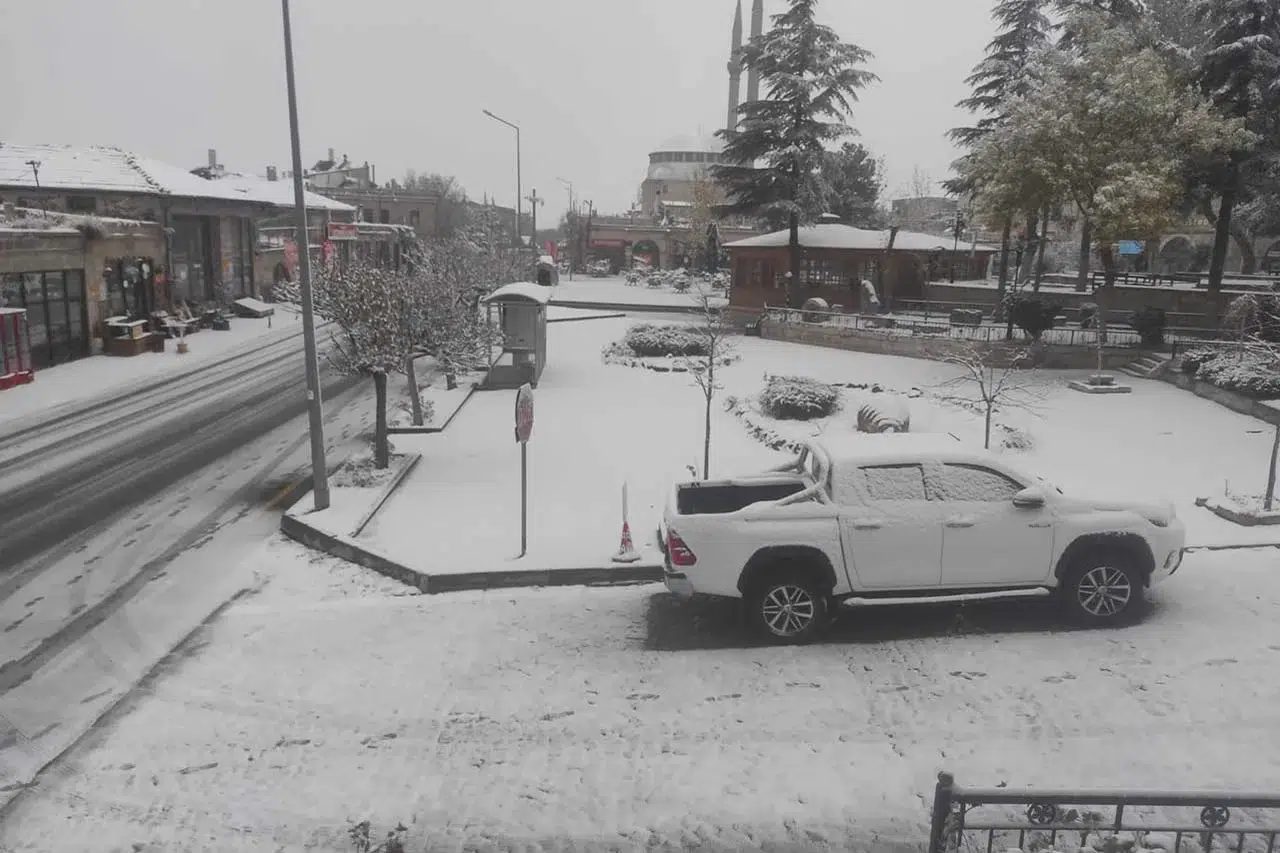 Aksaray'da kar sevinci! Sokaklar beyaza büründü