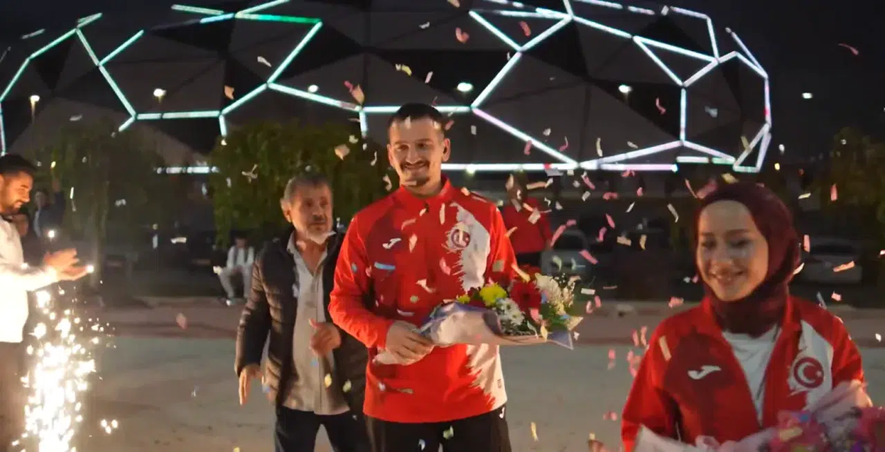 Tarih yazan Konyalı milli sporcuya coşkulu karşılama