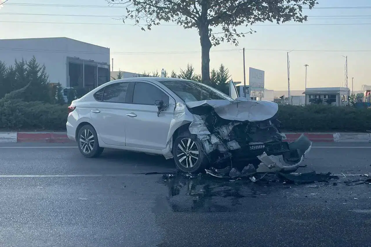 Konya plakalı araç kazaya karıştı! Karaman’da tırla otomobil çarpıştı