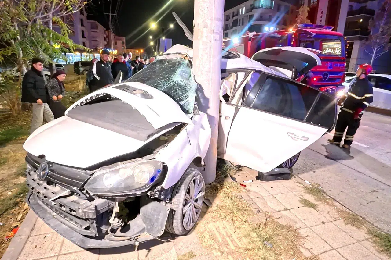 Aksaray’da otomobil direğe saplandı: 2 kişi ağır yaralı