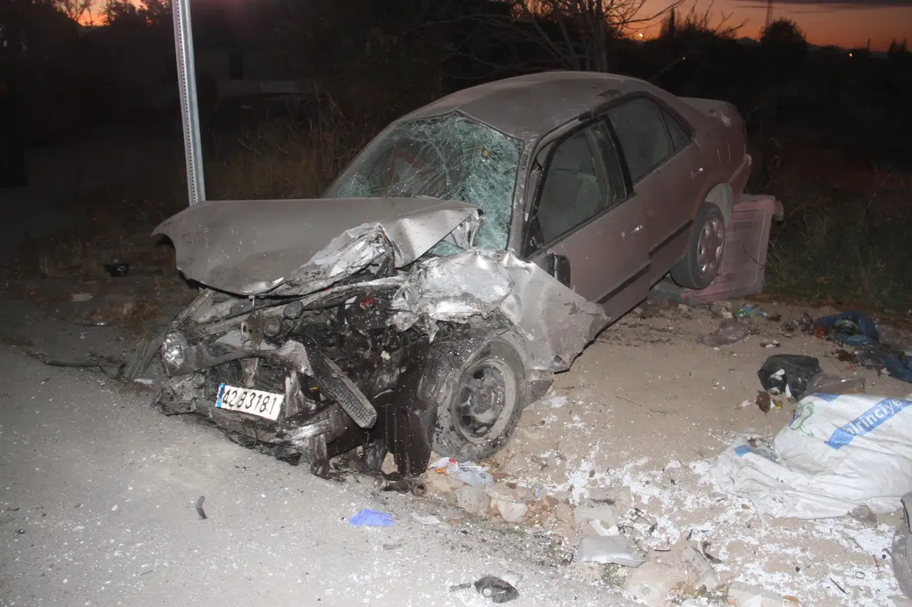 Konya'da traktör ve otomobil kafa kafaya çarpıştı!