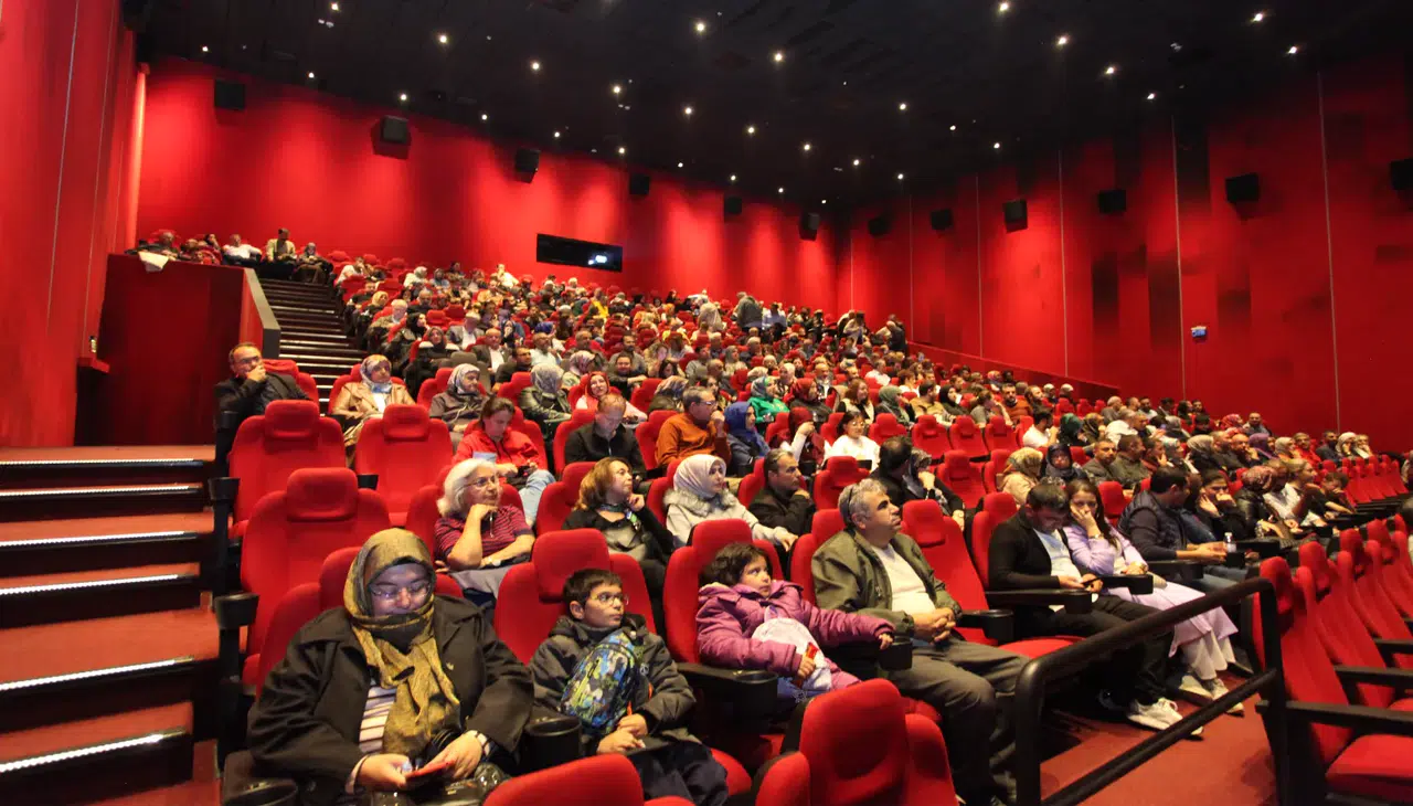 Konya'da mühendisler ve aileleri sinemada bir araya geldi