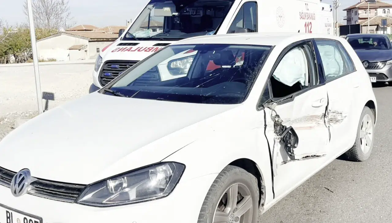 Kontrolden çıkan otomobil karşı şeride geçerek kazaya neden oldu!