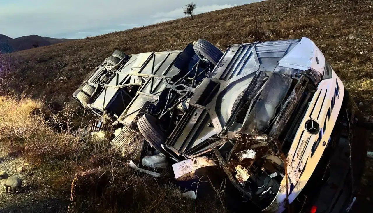 Kontrolden çıkan yolcu otobüsü devrildi: 2 ölü, 21 yaralı!