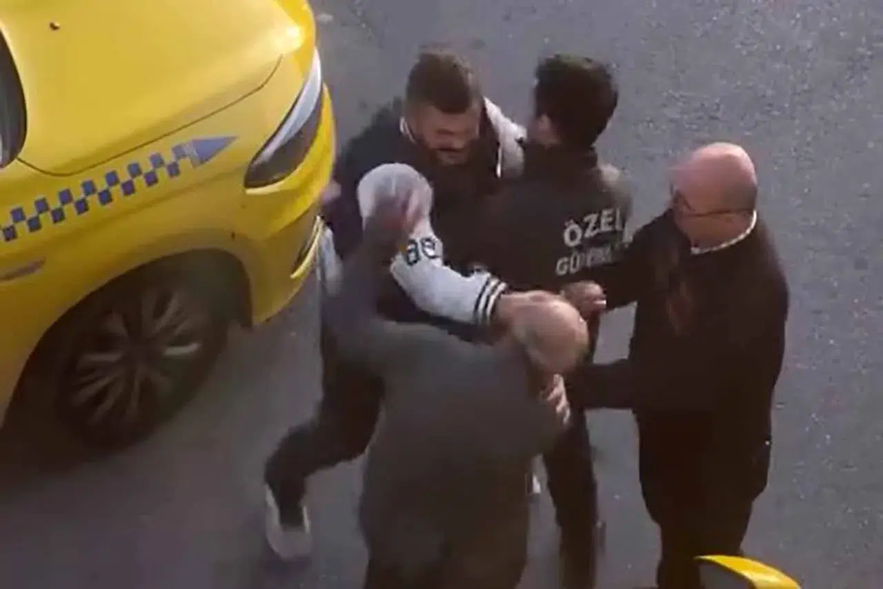 Kavga kızıştı! Babası yaşındaki taksiciye tokatla saldırdı