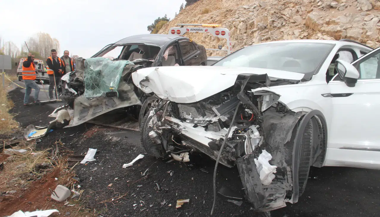 Konya'da iki otomobil çarpıştı: 1 ölü, 2 yaralı!