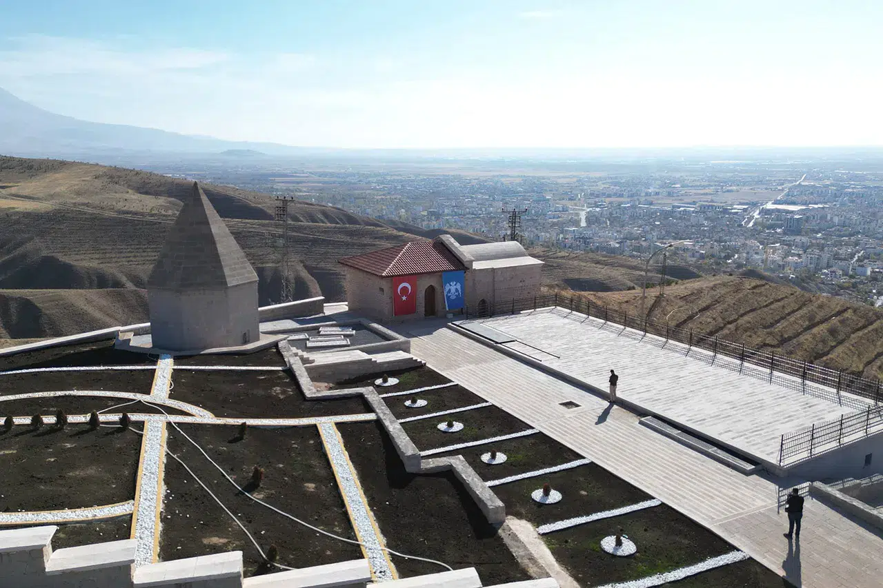 Restorasyon tamamlandı! Selçuklu bayrağı 833 yıl sonra o köşkte yeniden dalgalandı