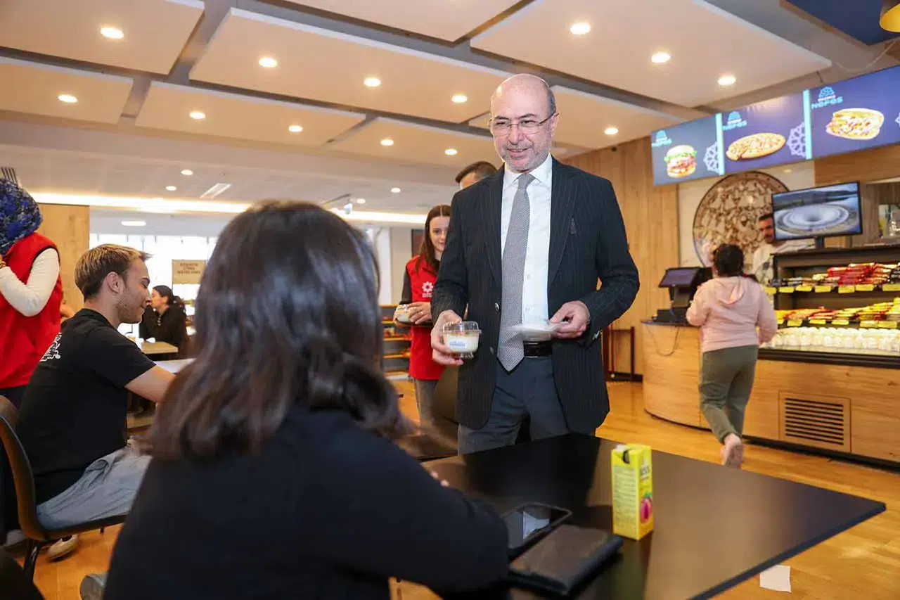 Başkandan tatlı ikramı! Konya’da Yeni Nesil Şehir Kütüphanesi’nde vize yoğunluğu