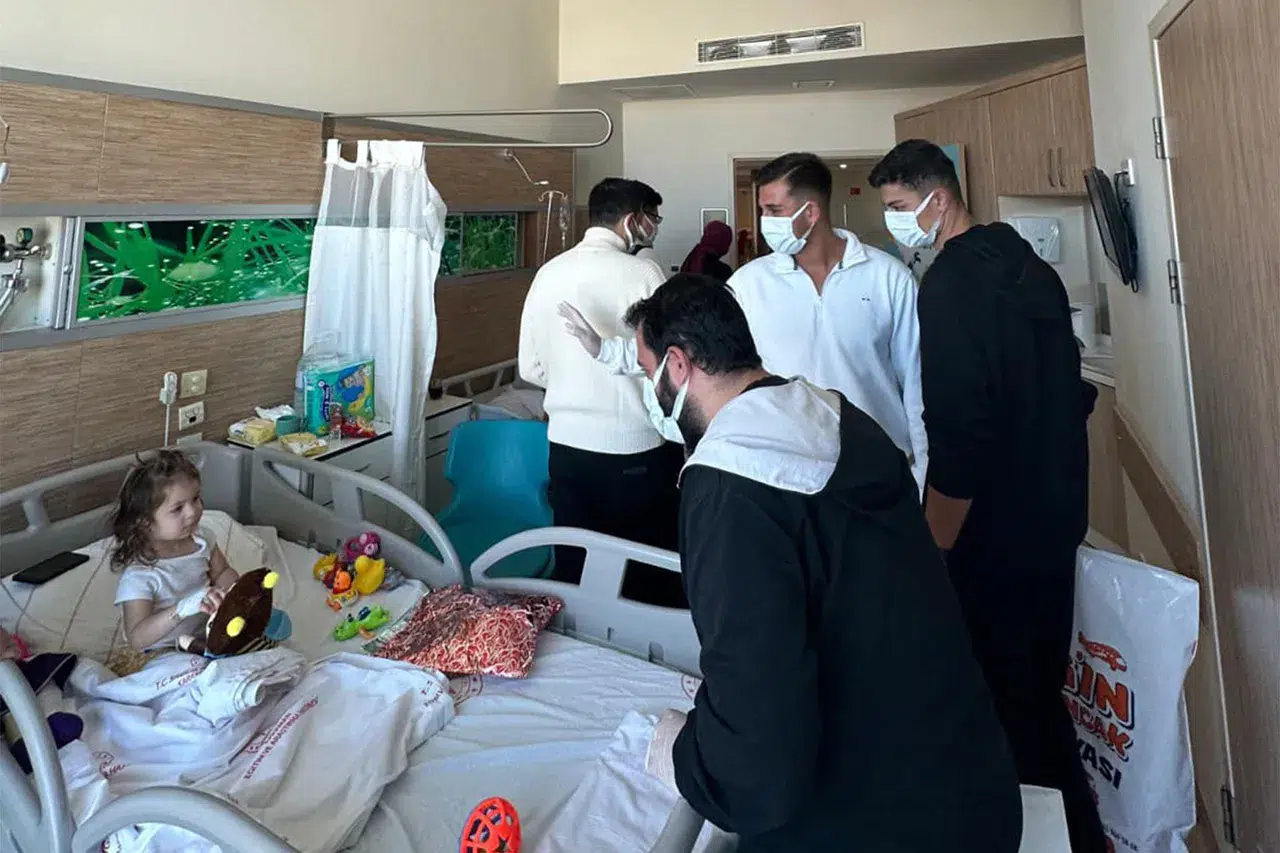 Karamanlı gençlerden lösemili çocuklara moral ziyareti