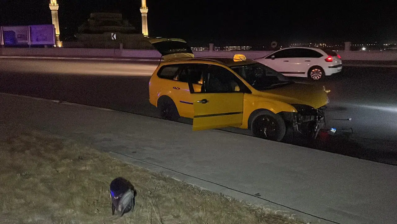 Karaman'da trafik kazası! Ticari taksi direğe çarptı