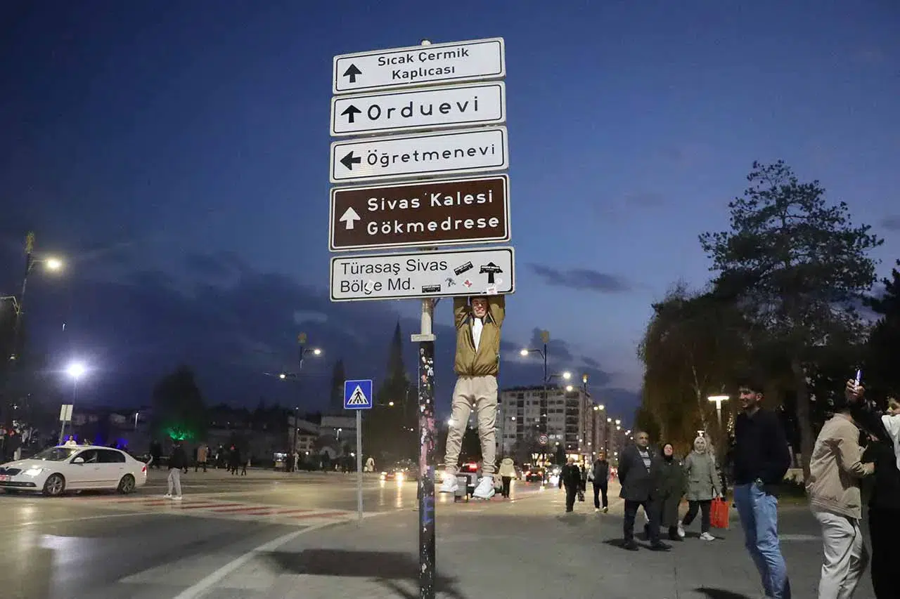 Gençler ikiye bölündü! Tabelaya asılarak fotoğraf çektirme akımı başladı